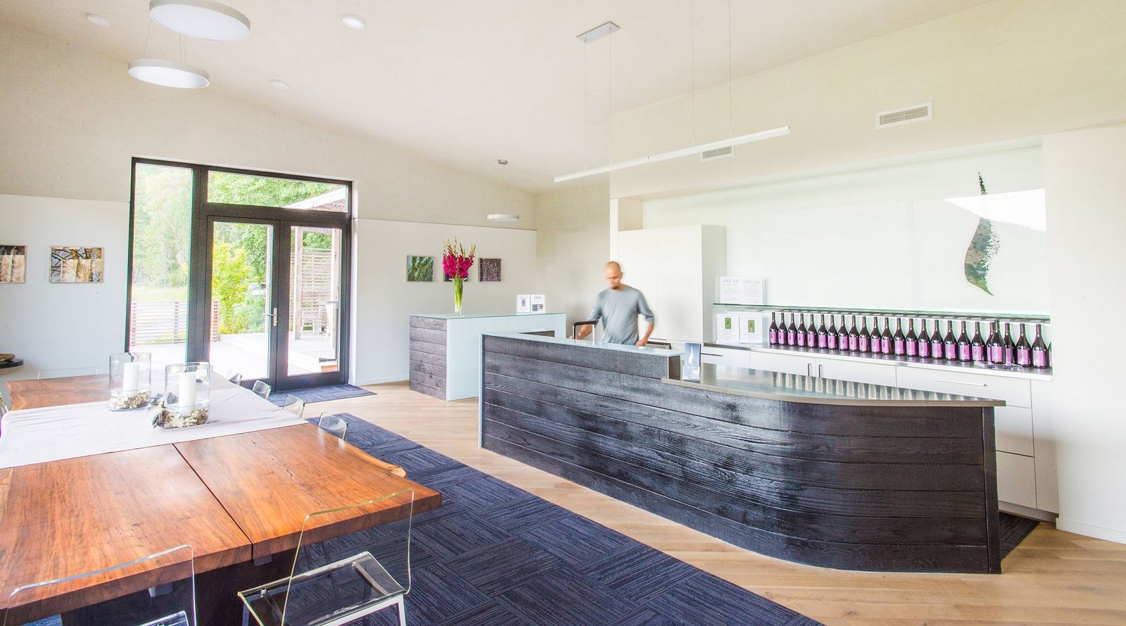 Cowhorn Vineyard: Tasting room